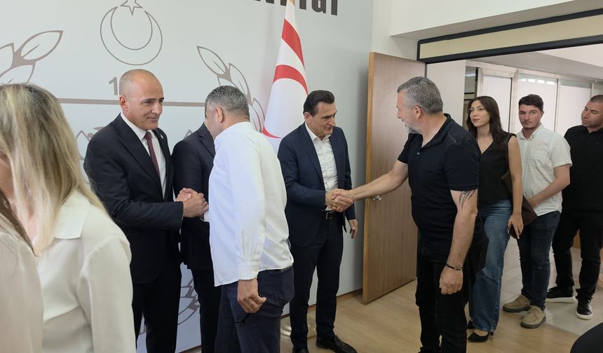Oğuz, bakanlık merkezinde ve bağlı dairelerde görev yapan personelle bayramlaştı