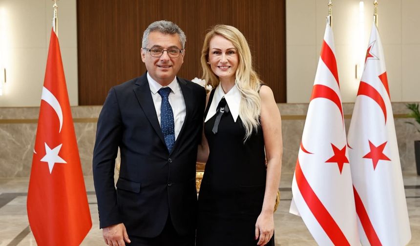 Cumhurbaşkanı Tufan Erhürman ve eşi Nilden Bektaş Erhürman, Cumhurbaşkanlığı’nda bayram tebriği kabul etti