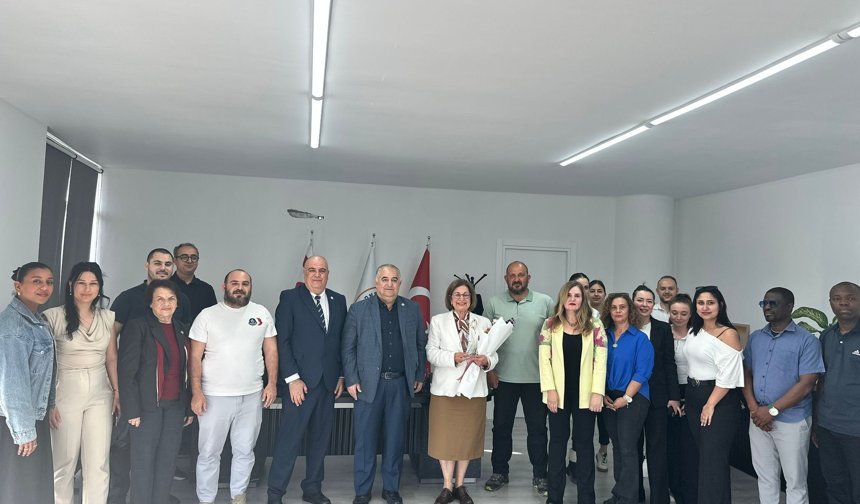 Onbeş Kasım Kıbrıs Üniversitesi’nden Tomris Mahirel’e Yılın Annesi Ödülü