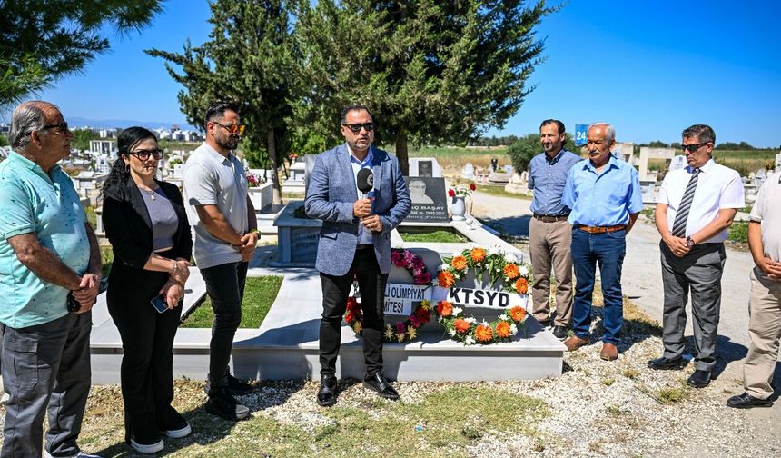 Spor yazarı Omaç Başat kabri başında anıldı