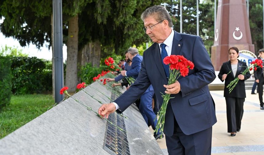 Üstel, Haydar Aliyev’in anıt mezarını ziyaret etti