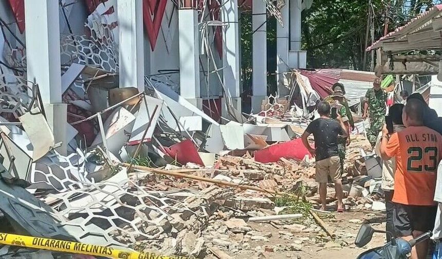 Endonezya'daki 6,7'lik depremde 1 kişi öldü