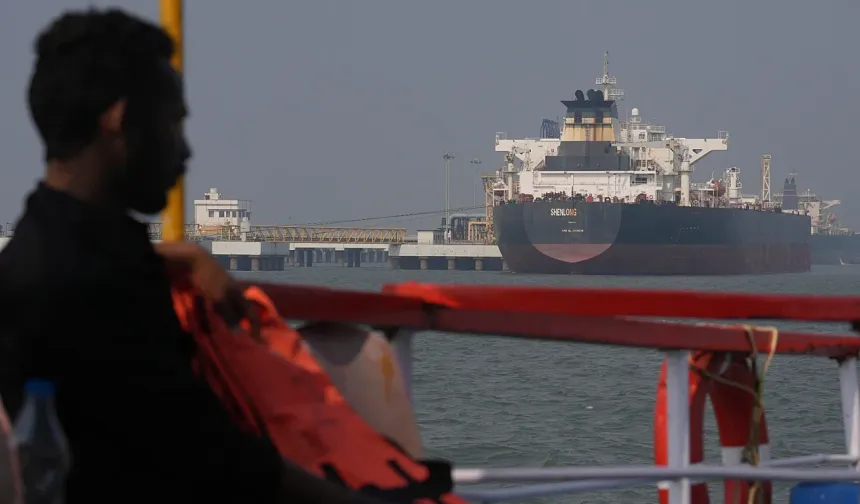 Suudi Arabistan ve İran petrolü taşıyan tankerler Hürmüz Boğazı'ndan geçti