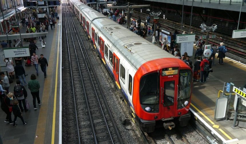 Londra'da aşırı sıcak hava ve yağış raylı ulaşımı felç etti
