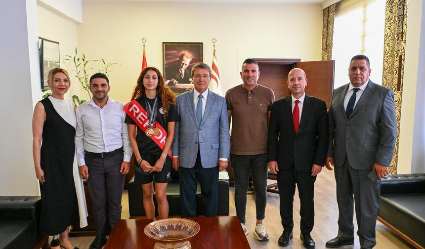 Başbakan Üstel, milli atlet Ada Kafa'yı kabul etti