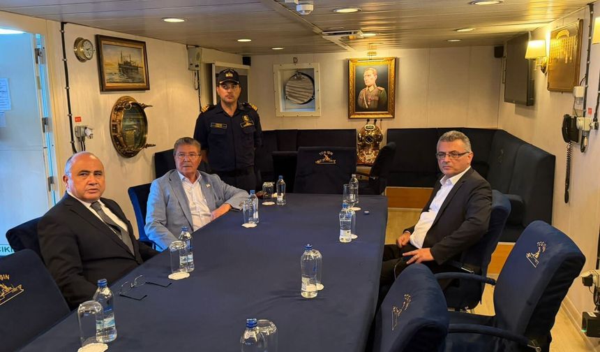 Cumhurbaşkanı Erhürman, arama kurtarma gemisinde çalışmaları izliyor