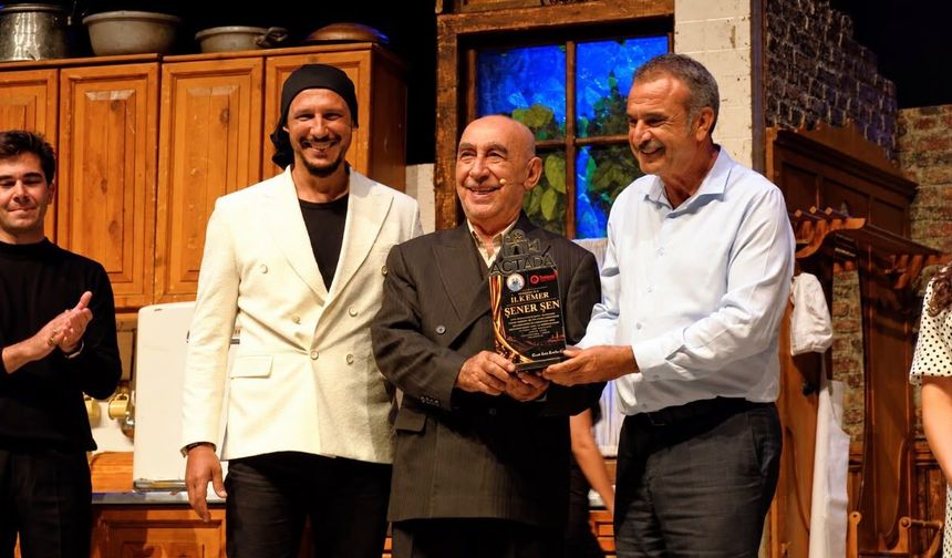 Şener Şen “Zengin Mutfağı” ile Salamis’te sahne aldı