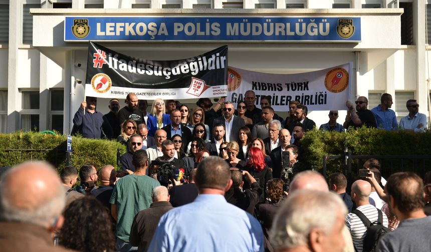 Basın örgütleri Lefkoşa Polis Müdürlüğü önünde açıklama yaptı