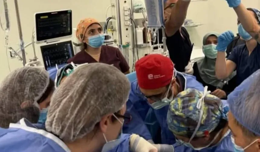 32 kişilik ekipten bir ilk: Bebek anne karnındayken solunum yolu açıldı