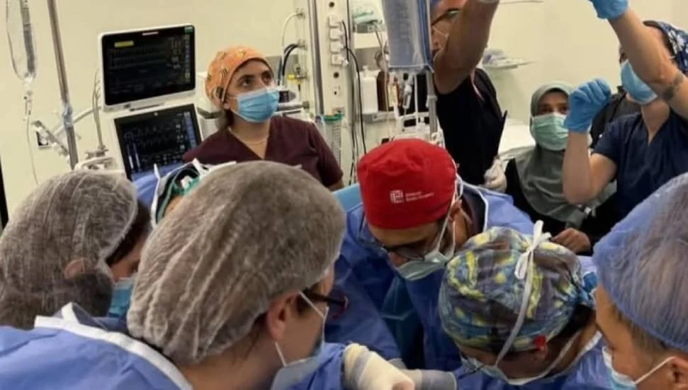 32 kişilik ekipten bir ilk: Bebek anne karnındayken solunum yolu açıldı